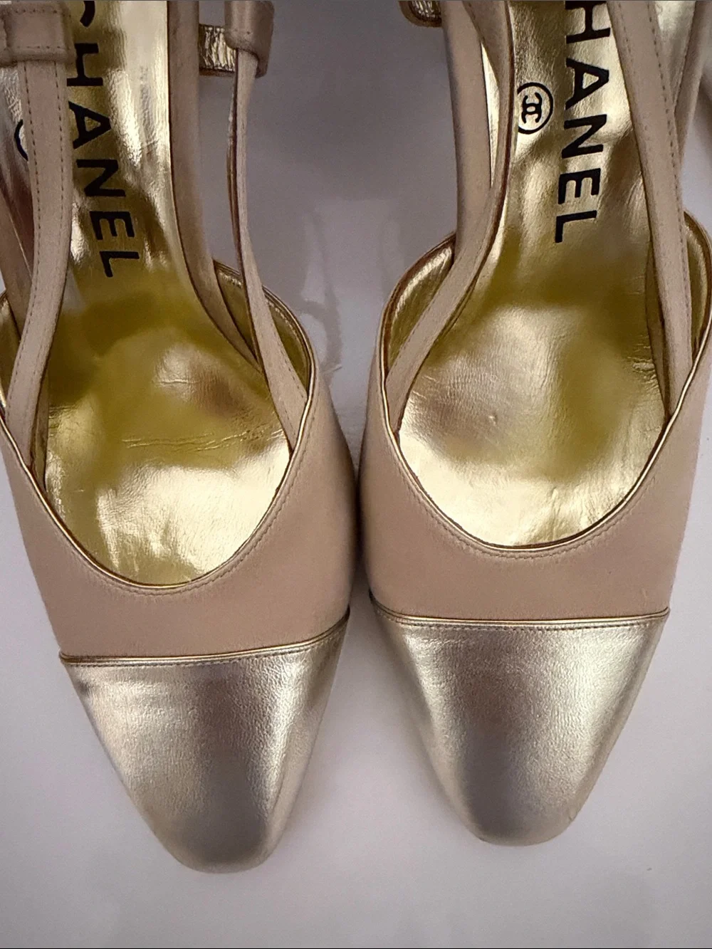 CHANEL satin Beige and Gold Pointed Slingback Heels size 38 Vintage excellent